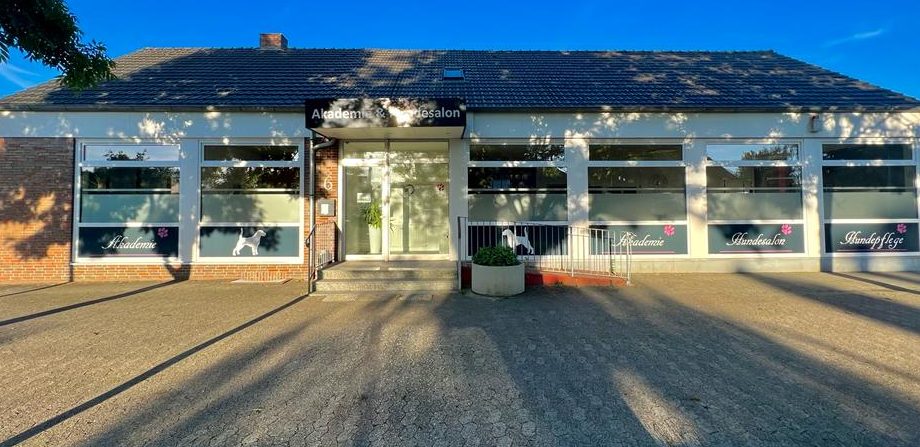 Hundesalon in Hagen im Bremischen Modernes, helles Gebäude mit großen Fenstern und einem klaren Fußweg vor dem Eingang.